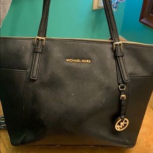 Jet Set Large Saffiano Leather Top-Zip Tote Bag